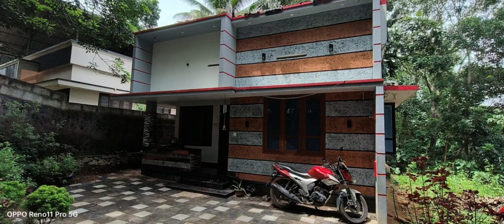 HOUSE FOR SALE IN KOLIYAKKODE