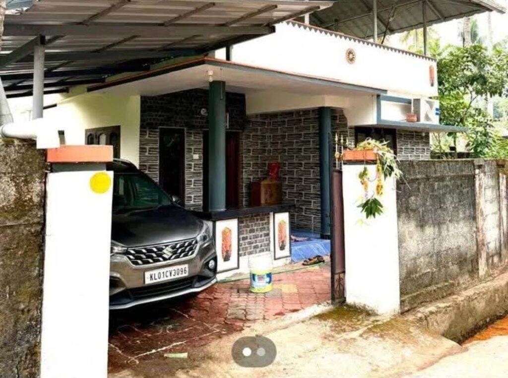 House For Sale In Attingal Moonnumukkil